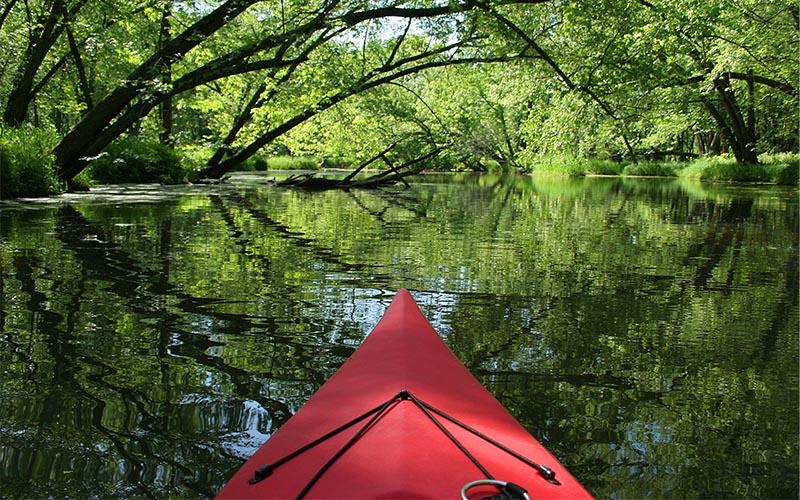An der Dolzke-Bootsverleih Paddelboot auf dem Fließ